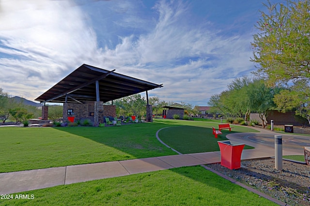 view of property's community featuring a lawn