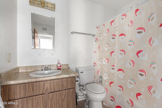 full bath featuring toilet, visible vents, a shower with shower curtain, and vanity