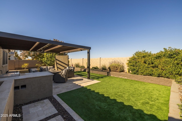 view of yard featuring a patio area