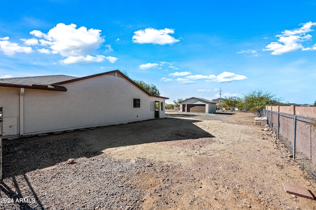 view of yard with an outdoor structure and a garage