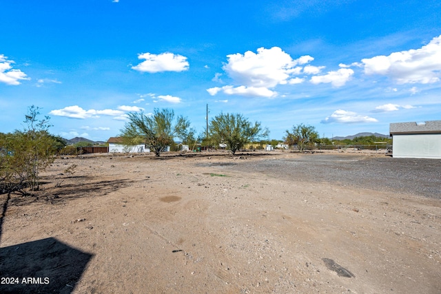 view of yard featuring a mountain view