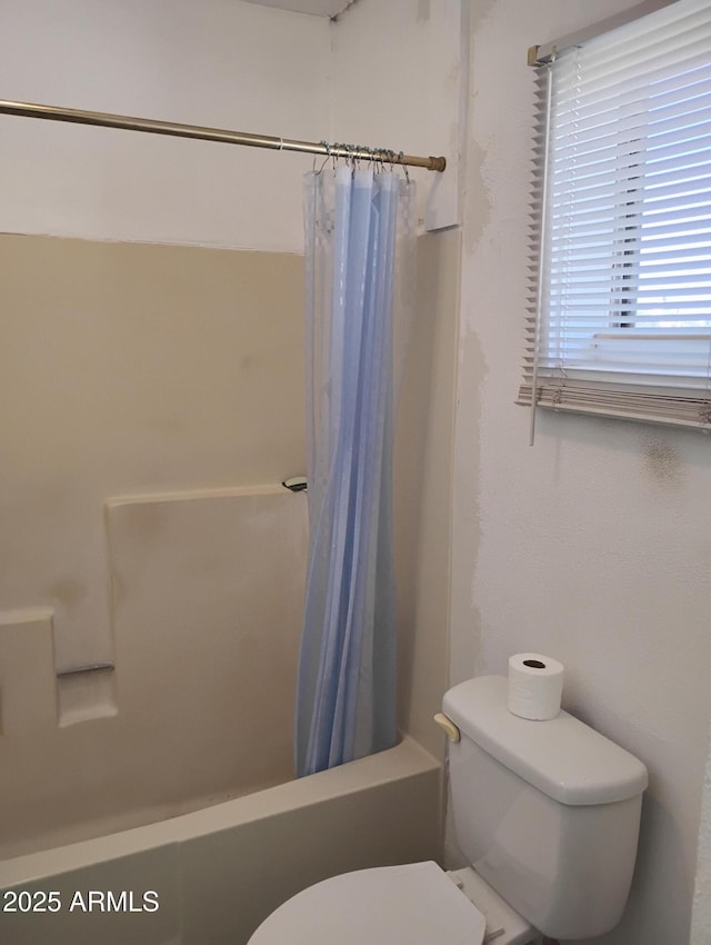 102 N Verdugo Pl, Mammoth, AZ 85618 - bathroom featuring toilet and shower / tub combo with curtain