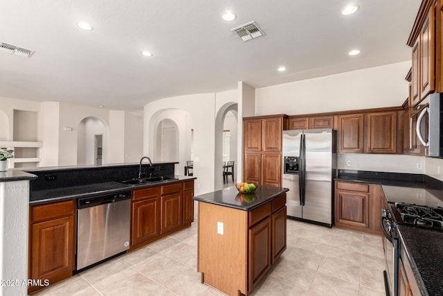 2600 E Hazeltine Way, Chandler, AZ 85249 - kitchen featuring a sink, a kitchen island, stainless steel appliances, and visible vents
