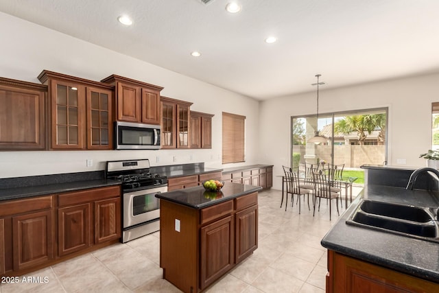 2600 E Hazeltine Way, Chandler, AZ 85249 - kitchen with stainless steel appliances, recessed lighting, dark countertops, a sink, and a center island