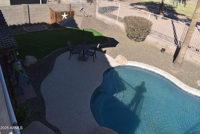 view of swimming pool featuring a fenced in pool, a fenced backyard, outdoor dining space, and a patio area