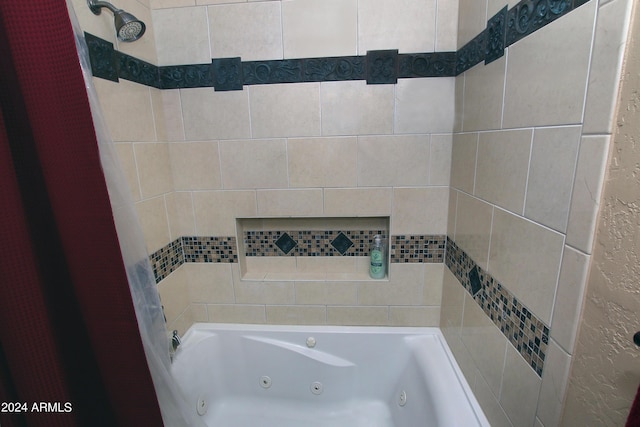 bathroom with tiled shower / bath