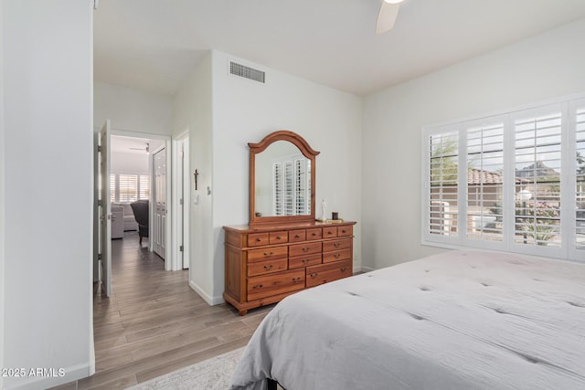 9253 N Firebrick Dr Unit 117, Fountain Hills, AZ 85268 - bedroom with baseboards, visible vents, light wood-style floors, and ceiling fan