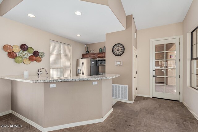 9253 N Firebrick Dr Unit 117, Fountain Hills, AZ 85268 - kitchen with stainless steel appliances, a peninsula, visible vents, and baseboards