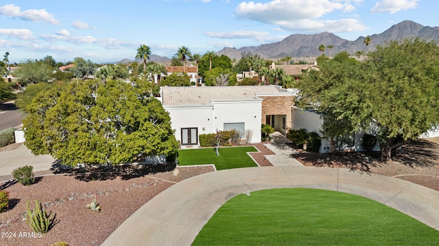 view of front of property featuring a front yard and a mountain view