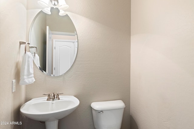 bathroom featuring toilet and sink