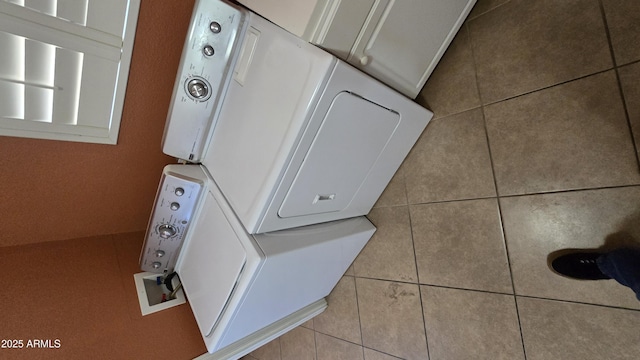 clothes washing area featuring light tile patterned flooring and washer hookup