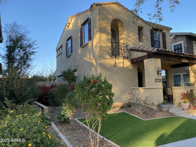 view of front of property with a front lawn