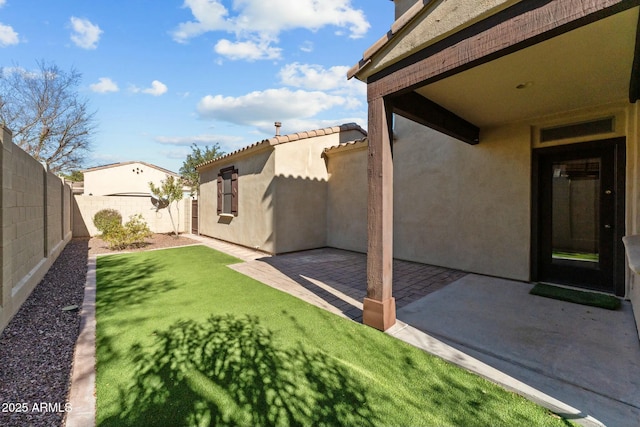 view of yard featuring a patio