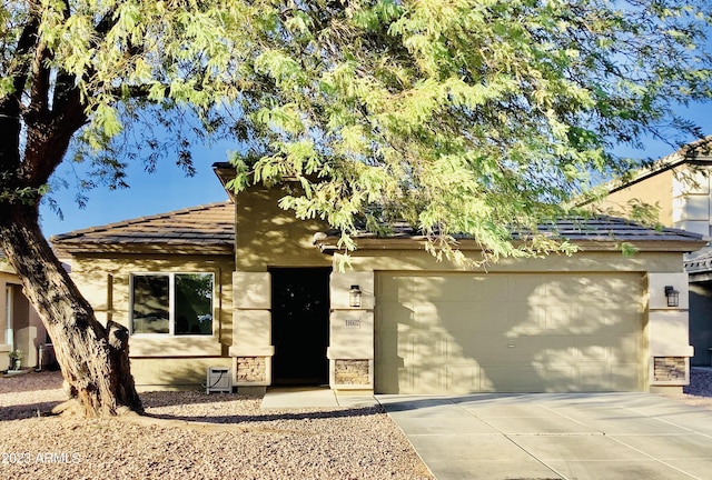 view of front facade featuring a garage