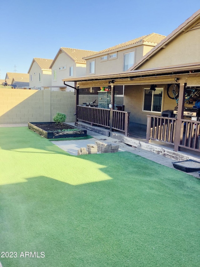 view of yard with ceiling fan, a patio area, and a jacuzzi