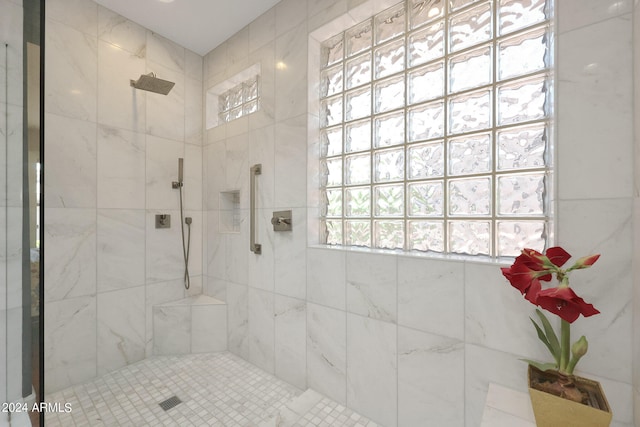 bathroom featuring tiled shower