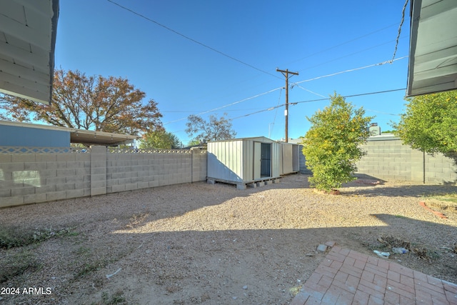 view of yard featuring a shed