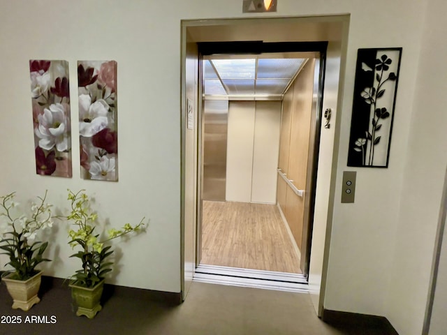 425 S Parkcrest Unit 323, Mesa, AZ 85206 - hallway featuring elevator