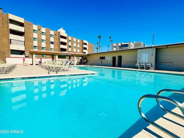 425 S Parkcrest Unit 323, Mesa, AZ 85206 - community pool with a patio