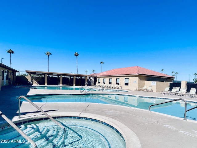 425 S Parkcrest Unit 323, Mesa, AZ 85206 - community pool with a community hot tub