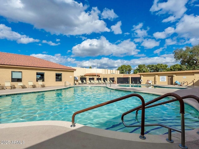 425 S Parkcrest Unit 323, Mesa, AZ 85206 - community pool with a patio