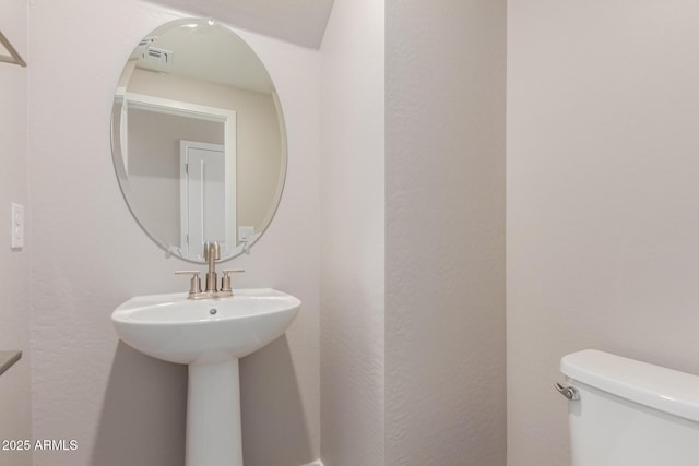 9412 E Sequence Ave, Mesa, AZ 85212 - bathroom featuring a textured wall