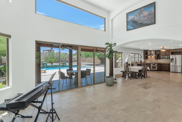 3611 E Ahwatukee Dr, Phoenix, AZ 85044 - living area with a high ceiling, a ceiling fan, arched walkways, and recessed lighting