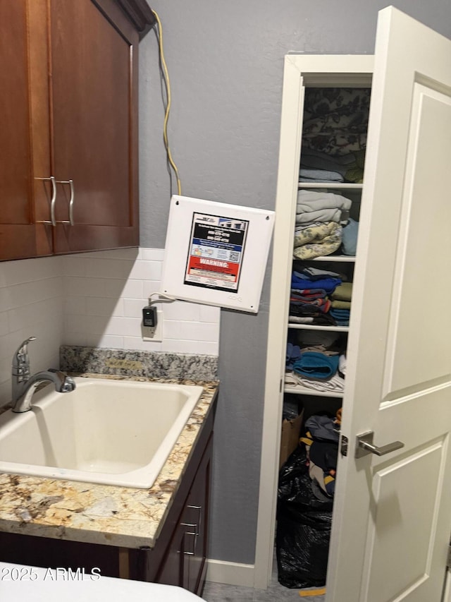 10236 W Wood St, Tolleson, AZ 85353 - laundry room with a sink