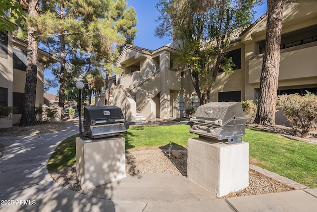 6885 E Cochise Rd Unit 219, Paradise Valley, AZ 85253 - view of home's community featuring a lawn and stairs