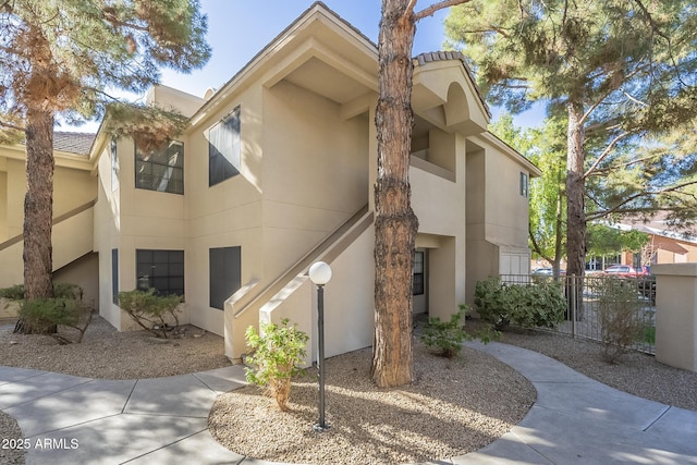 6885 E Cochise Rd Unit 219, Paradise Valley, AZ 85253 - view of side of home with stucco siding