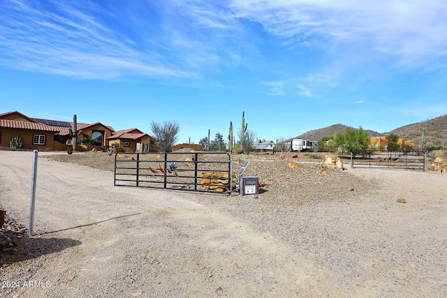 view of yard with a mountain view