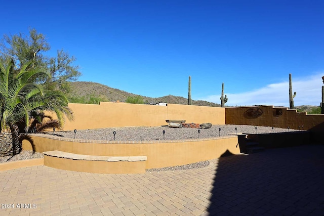 view of yard with a mountain view