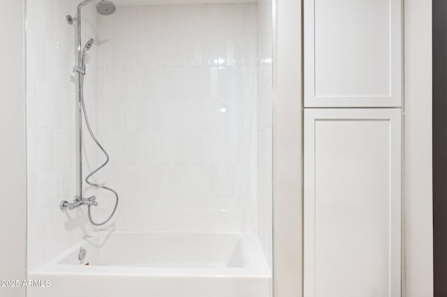 bathroom featuring tiled shower / bath combo