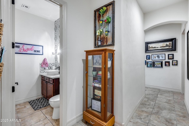20125 E Via Del Rancho, Queen Creek, AZ 85142 - bathroom with baseboards, visible vents, toilet, and vanity