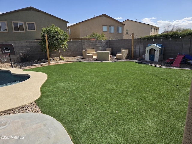 view of yard featuring a fenced backyard