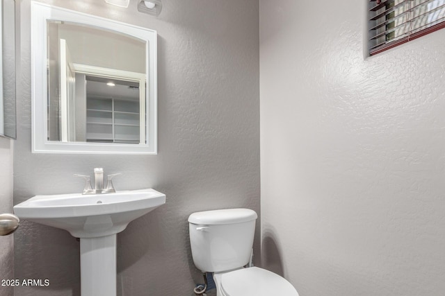 4135 E Waterman Ct, Gilbert, AZ 85297 - half bathroom featuring a textured wall and toilet