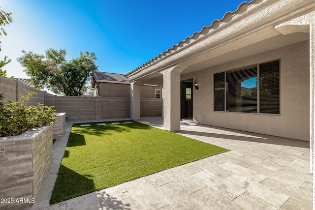 view of yard featuring a patio