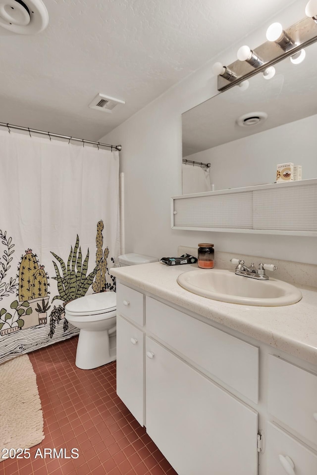 10806 N 114th Ave, Youngtown, AZ 85363 - bathroom featuring a shower with shower curtain, toilet, vanity, tile patterned flooring, and visible vents