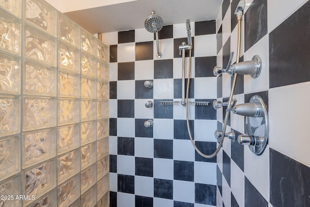 bathroom featuring a tile shower