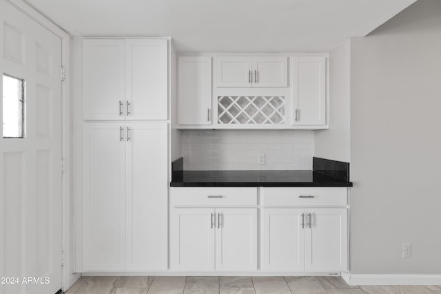 4701 N 68th St Unit 248, Scottsdale, AZ 85251 - indoor dry bar with tasteful backsplash and baseboards