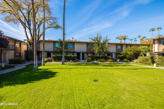 view of front of house featuring a front lawn