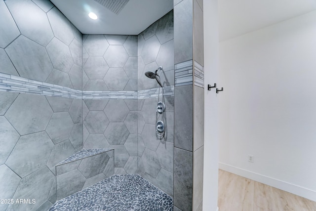 3903 E Melody Dr, Phoenix, AZ 85042 - bathroom featuring tiled shower, wood finished floors, baseboards, and recessed lighting