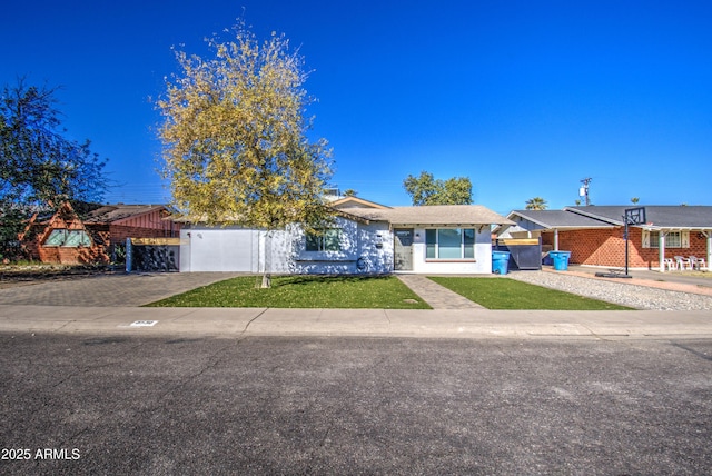 view of front of property featuring a front lawn