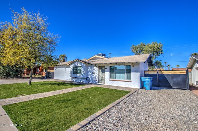 view of front of property featuring a front yard