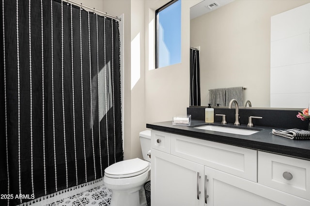 full bath featuring toilet, a shower with curtain, visible vents, and vanity