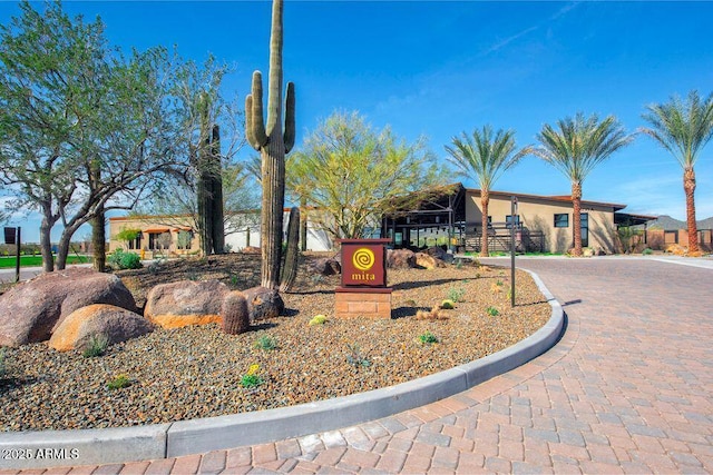 view of front facade featuring decorative driveway