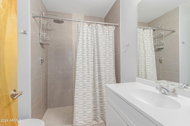 bathroom with a shower with curtain and vanity