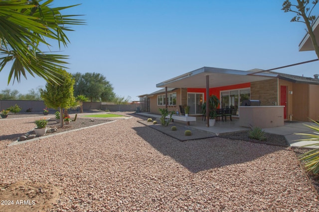 view of yard featuring a patio