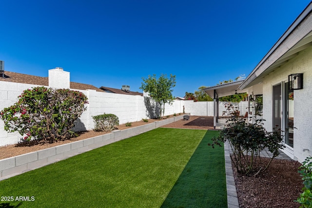 view of yard featuring a fenced backyard