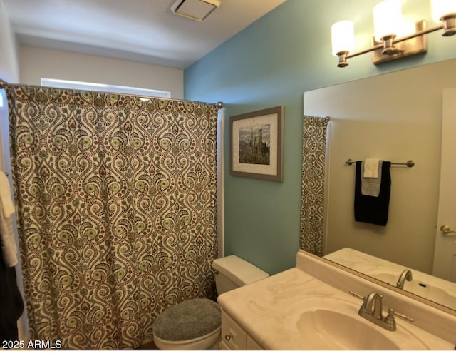 bathroom with visible vents, a shower with curtain, toilet, a notable chandelier, and vanity